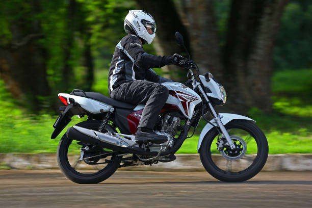 test drive con moto honda - motorcycle biker sport city foto e immagini stock