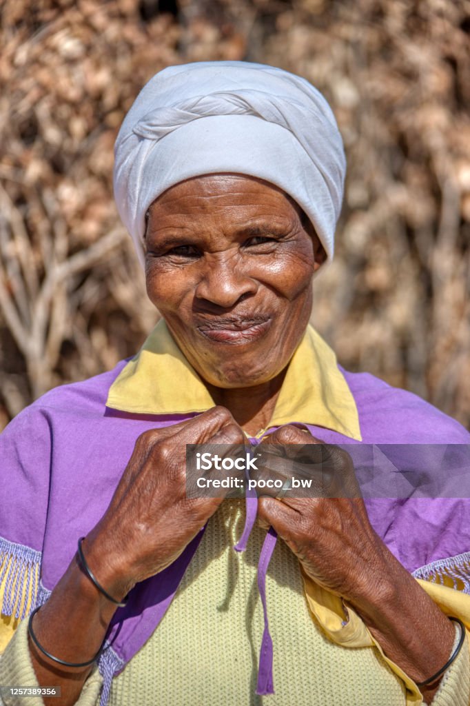 Người Phụ Nữ Già Châu Phi Mỉm Cười Hình ảnh Sẵn có - Tải xuống Hình ảnh  Ngay bây giờ - Mặt - Đầu người, Nữ, Biểu cảm khuôn mặt - iStock