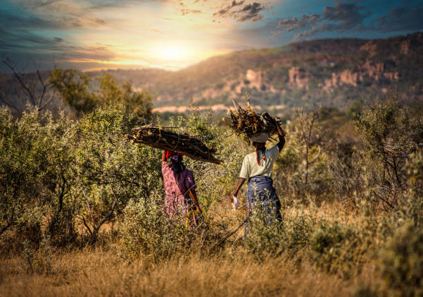 due donne africane in un villaggio del botswana - povertà africa foto e immagini stock