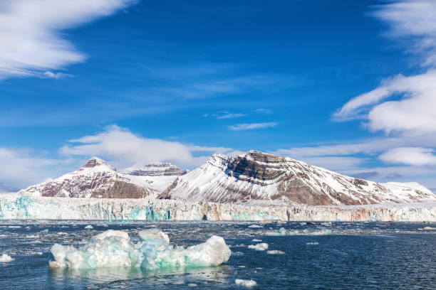 iceberg, glaciar y las tres montañas de la corona de kongsfjorden, svalbard - svalbard islands fotografías e imágenes de stock