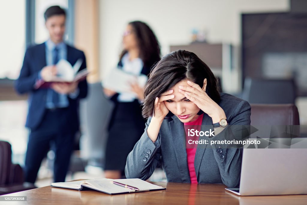 Burnout-Geschäftsfrau in einem Büro unter Druck - Lizenzfrei Leitende Position Stock-Foto