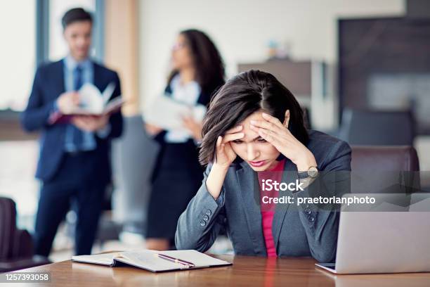 Burnoutgeschäftsfrau In Einem Büro Unter Druck Stockfoto und mehr Bilder von Leitende Position - Leitende Position, Toxisch - Soziales Konzept, Drangsalieren