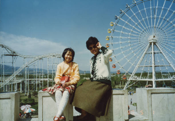 1990er jahre china mutter und tochter fotos aus dem wirklichen leben - nostalgie fotos stock-fotos und bilder