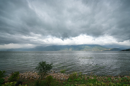 烏雲壓頂的中國雲南大理洱海自然景觀