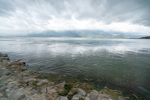 中國雲南大理洱海的有石頭海灘的水景