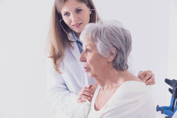 médico femenino que escucha los pulmones de los pacientes - bed hospital prognosis patient fotografías e imágenes de stock