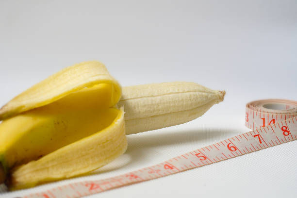 dojrzały banan jako koncepcja rozmiaru penisa - single object sensuality education isolated zdjęcia i obrazy z banku zdjęć