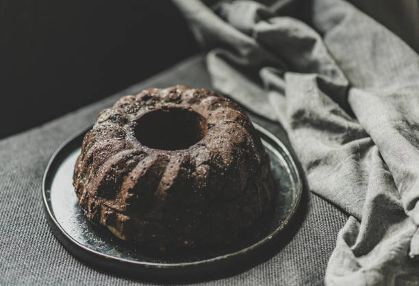 веганский темный шоколадный банановый хлеб - chocolate cake dessert bundt cake стоковые фото и изображения