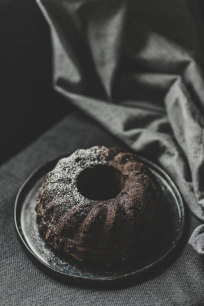 pan vegano de plátano de chocolate oscuro - chocolate bundt cake fotografías e imágenes de stock