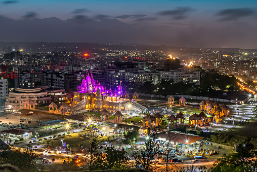 Templo Shree Swaminarayan por la noche, Ambe Gaon, Pune . photo
