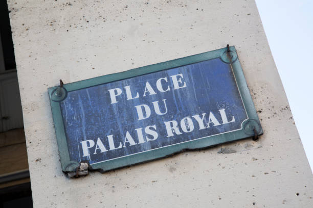 место дю пале королевская улица знак; париже - palais royal стоковые фото и изображения