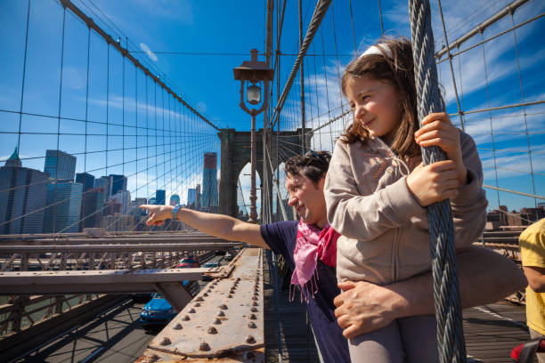 отец и дочь по бруклинскому мосту - footpath lower manhattan horizontal new york city стоковые фото и изображения