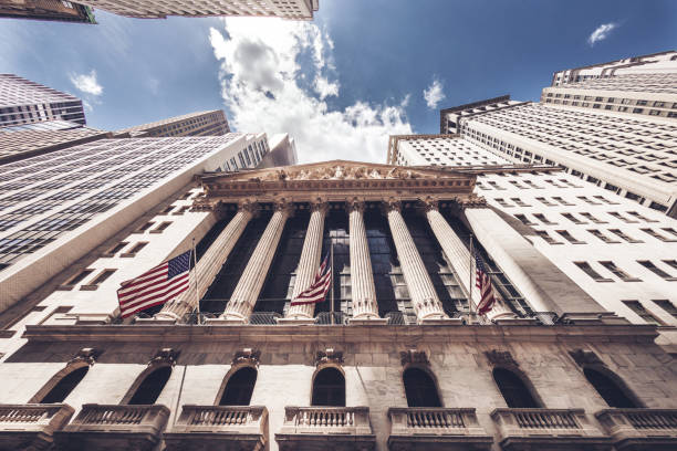 bolsa de nova york em wall street - wall street new york city street bank - fotografias e filmes do acervo