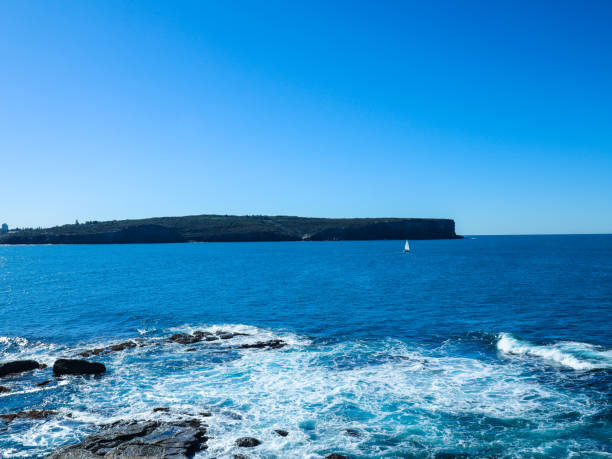north head manly in sydney nsw australien blauer himmel und türkiser pazifischer ozean - manly beach summer beach pacific ocean stock-fotos und bilder
