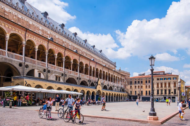 イタリア - パドヴァ、フルーツスクエア、理由の宮殿 - verona italy travel europe sunlight ストックフォトと画像