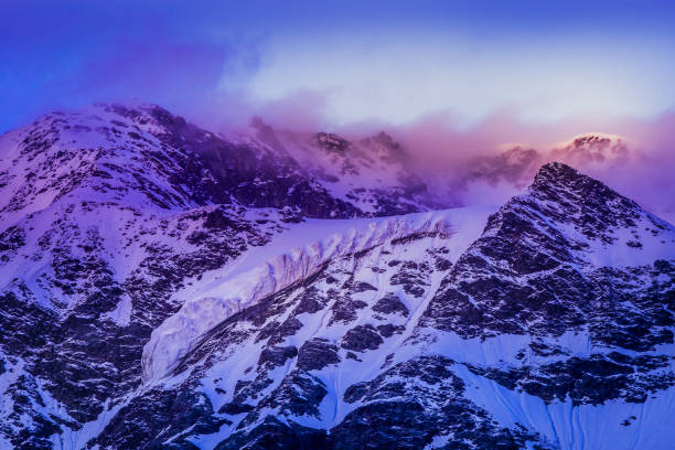 snowcapped monte cevedale, massif d’ortler et glacier – lombardie, alpes italiennes - crevasse glacier snow european alps photos et images de collection