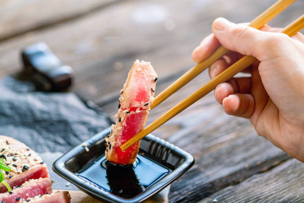 mangiare bistecca di tonno alla griglia con salsa di soia - vitamin d salmon prepared fish cooked foto e immagini stock