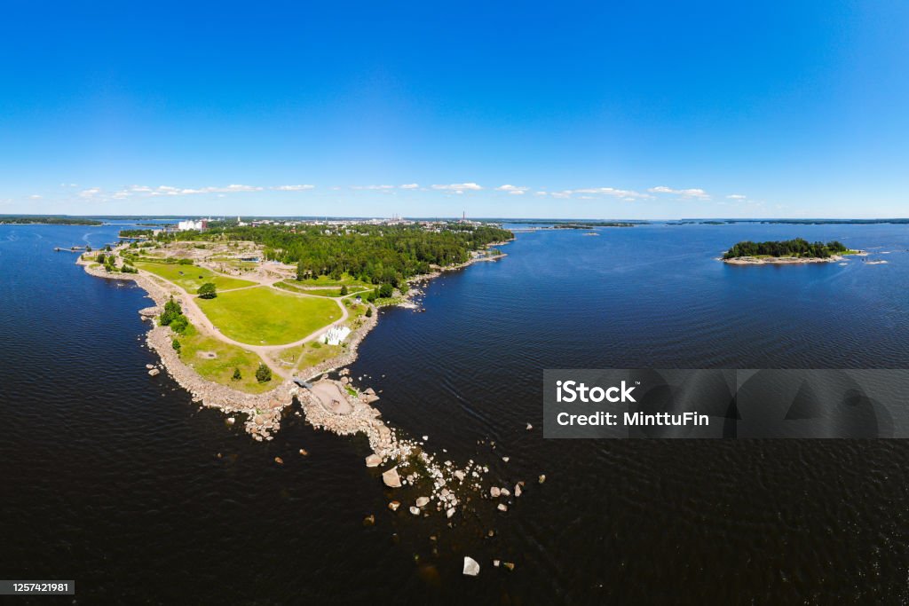 Flygsommarvy över Katariina Seaside Park, Kotka, Finland - Royaltyfri Blå Bildbanksbilder