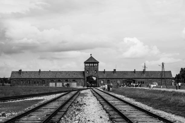 campo di concentramento di auschwitz-birkenau. caserma della morte. campo di sterminio ebraico. - auschwitz foto e immagini stock