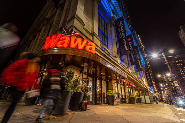 pedestres passar por uma esquina mercado loja de conveniência no centro da noite - philadelphia pennsylvania sidewalk street - fotografias e filmes do acervo