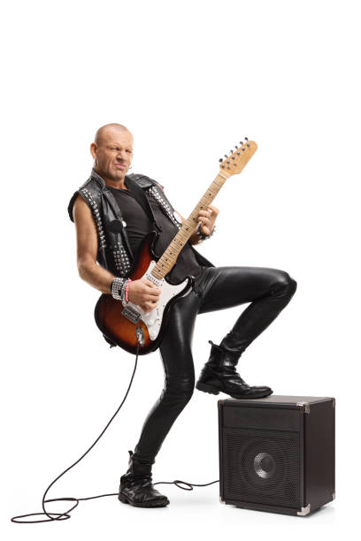 toma de larga duración de una estrella de rock tocando una guitarra con la pierna en un amplificador - alternative energy audio fotografías e imágenes de stock