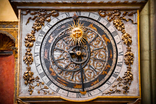 primer plano del reloj astronómico en el majestuoso monumento a la catedral de san juan bautista en la ciudad francesa de lyon - astronomical clock fotografías e imágenes de stock