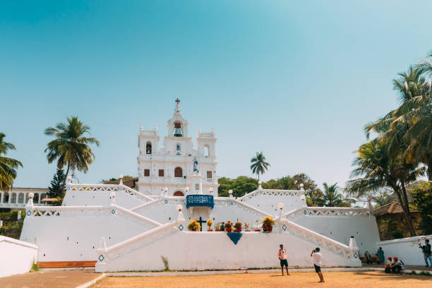 panaji, goa, india. el people walking near our lady of the immaculate conception church se encuentra en panjim. monumento histórico y patrimonio histórico famosos. destino popular escénico - panjim fotografías e imágenes de stock