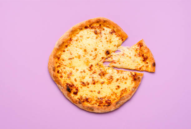 pizza al formaggio di base con mozzarella sciolta e salsa di pomodoro. fetta di pizza - pizza margherita foto e immagini stock