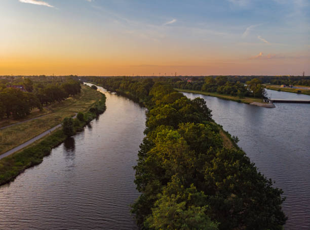 paisaje urbano aéreo matutino sobre costas, islas y península en el río odra en la ciudad de breslavia - odra river fotografías e imágenes de stock