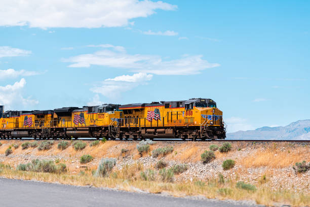 車のコンテナと鉄道上の列車とユタ州の風景、およびアメリカの旗 - union pacific railway ストックフォトと画像