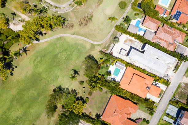 vista aérea desde drone en casas con piscinas - tourist resort apartment swimming pool caribbean fotografías e imágenes de stock