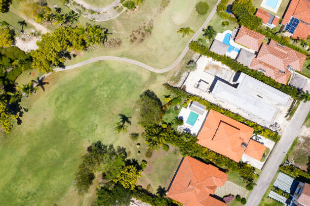 スイミングプール付きの家のドローンからの空中写真 - tourist resort apartment swimming pool caribbean ストックフォトと画像