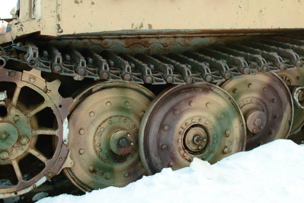 alter kampfpanzer 2. weltkrieg im schnee unter den bäumen. - panzerdivision stock-fotos und bilder