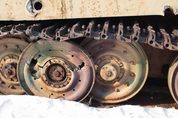 alter kampfpanzer 2. weltkrieg im schnee unter den bäumen. - panzerdivision stock-fotos und bilder