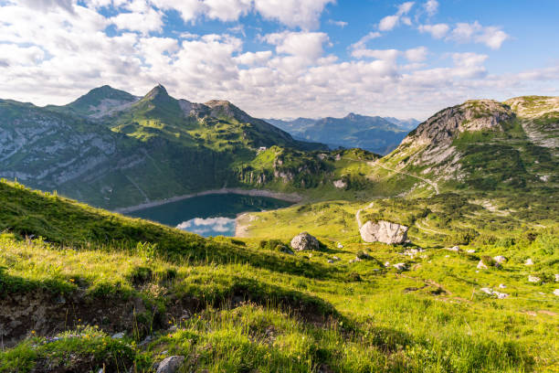 фантастический поход в горы лехкеллен в ворарльберге австрия - lech valley стоковые фото и изображения