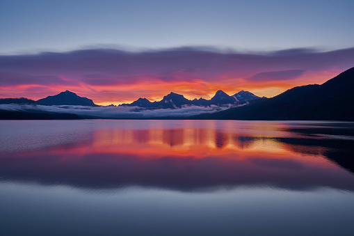 Vibrante amanecer en el hermoso paisaje natural de la zona del lago McDonald del Parque Nacional Glacier durante el verano en Montana, EE. UU. photo