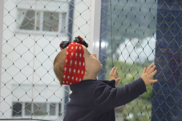 schönes baby auf dem balkon einer wohnung, - schützenscheibe stock-fotos und bilder
