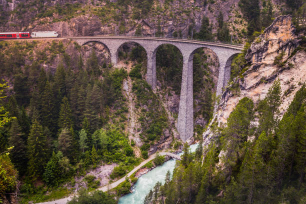 przejazd kolejowy wiadukt landwasser na raethian kolejowych – graubunden, szwajcaria - travel destinations davos river nature zdjęcia i obrazy z banku zdjęć
