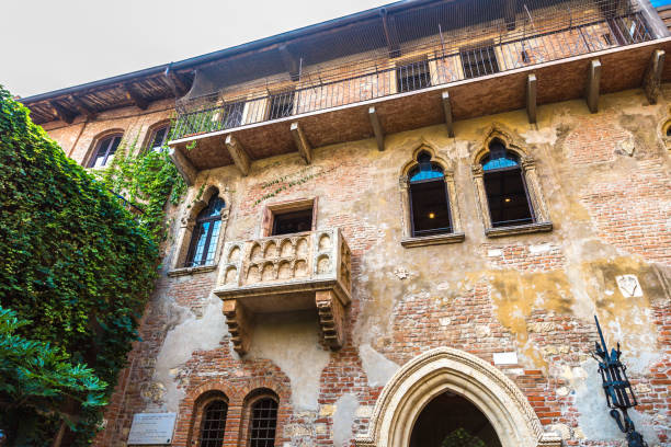 romeo und julia balkon in verona - travel juliets balcony balcony europe stock-fotos und bilder