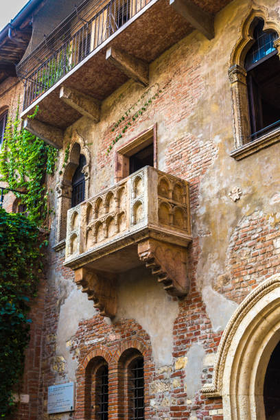 romeo und julia balkon in verona - travel juliets balcony balcony europe stock-fotos und bilder