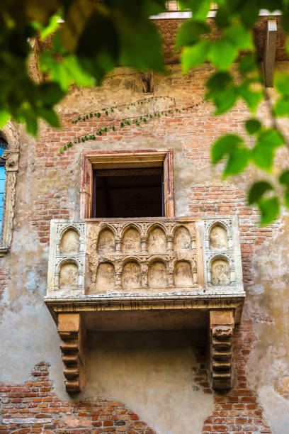 romeo und julia balkon in verona - travel juliets balcony balcony europe stock-fotos und bilder