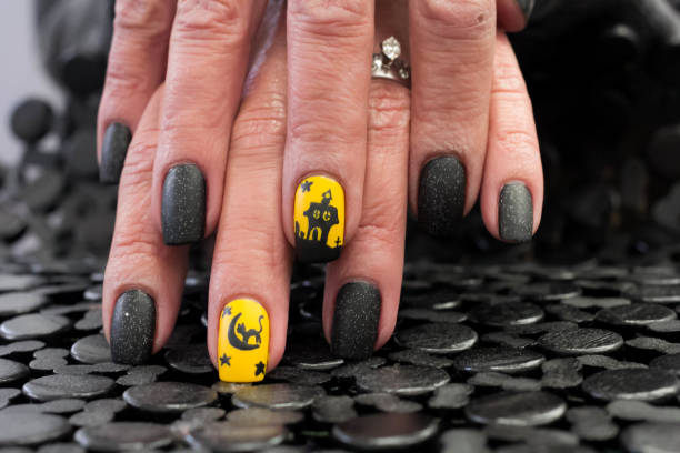 haunted house y black cat nail art design - fingernail acrylic women beauty fotografías e imágenes de stock