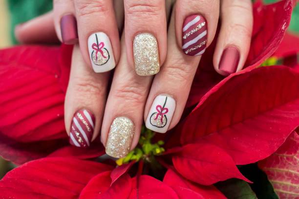 adornos de navidad nail art design - fingernail manicure beauty decoration fotografías e imágenes de stock