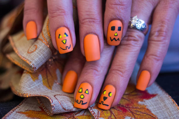 pumkin face nail art design - nail salon fingernail manicure design foto e immagini stock