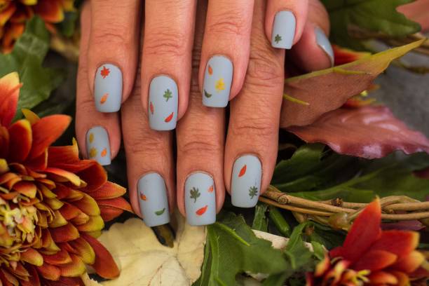 design nail art foglie autunnali - nail salon fingernail manicure design foto e immagini stock