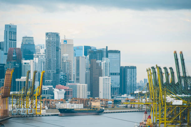 singapore harbor and city - old crane blue sky imagens e fotografias de stock