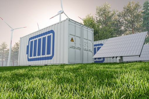 Panel solar, turbinas eólicas y contenedor de batería de iones de litio con fondo de cielo azul.  Sistema de almacenamiento de energía. photo