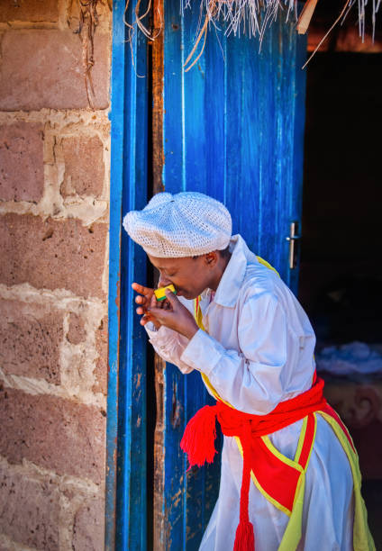 donna africana vestita di tabacco da fiuto bianco di fronte alla sua casa - dipping tobacco foto e immagini stock