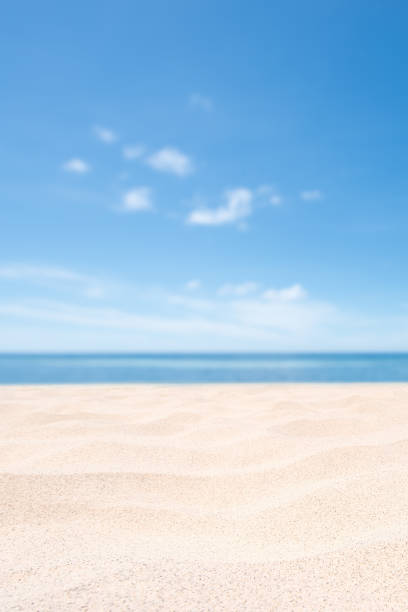 澄んだ空の背景を持つビーチ砂と海 - sky yellow seascape summer resort ストックフォトと画像
