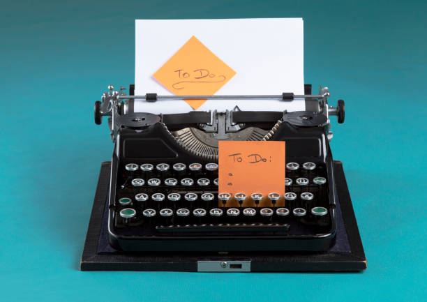 タークイーズ背景の機械式タイプライター - typewriter key typewriter keyboard blue typebar ストックフォトと画像